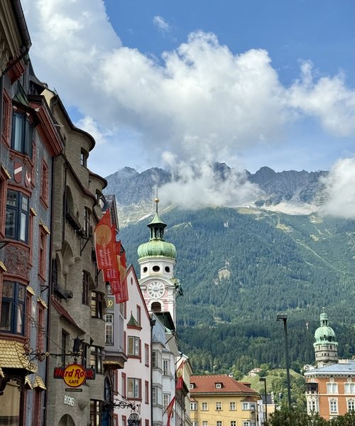 Panorama von Innsbruck mit Blick auf das Karwendelgebirge – Stadt und Berge im harmonischen Zusammenspiel