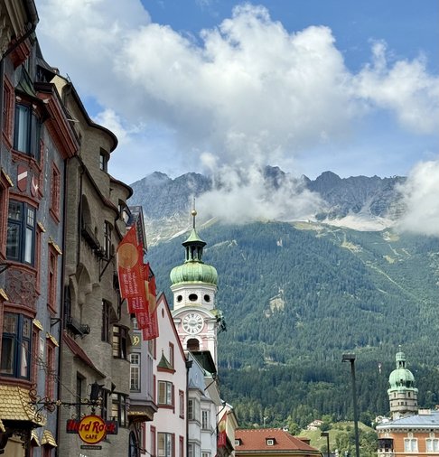 Panorama von Innsbruck mit Blick auf das Karwendelgebirge – Stadt und Berge im harmonischen Zusammenspiel
