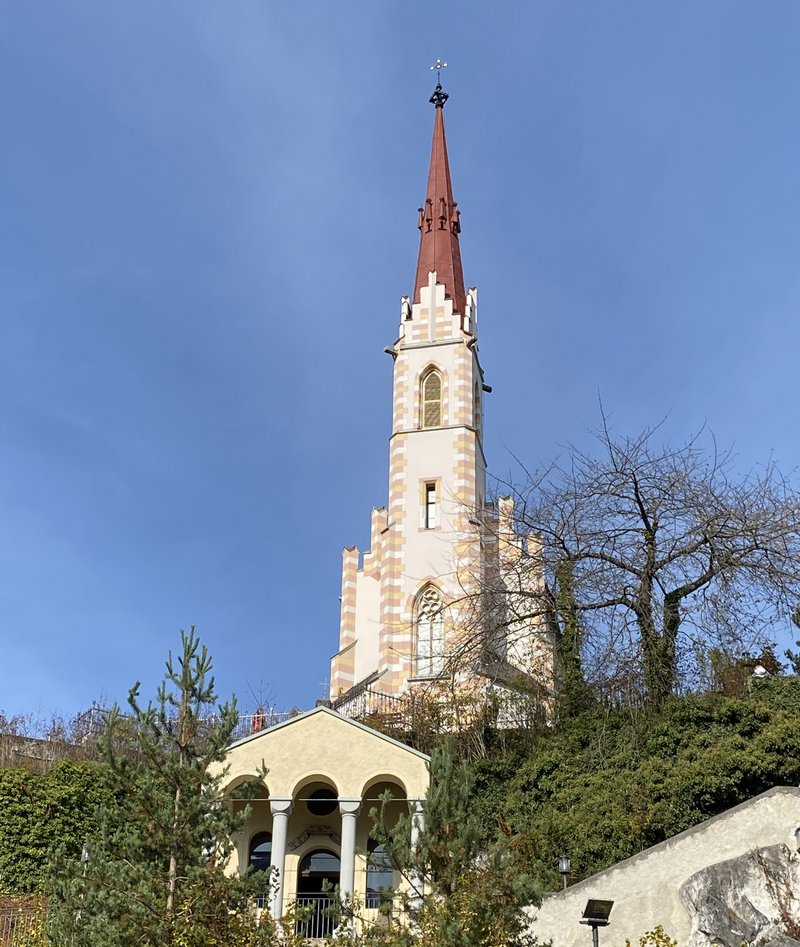 	Locherboden Kirche von unten fotografiert