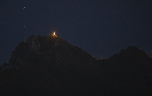 Flammende Berge - Sonnwendfeuer in Tirol