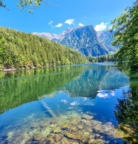 Piburger See im Ötztal – Uferweg durch märchenhaften Wald, Foto: Joanne