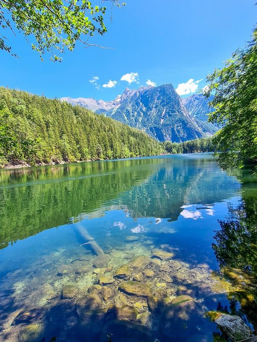 Piburger See im Ötztal – Uferweg durch märchenhaften Wald, Foto: Joanne