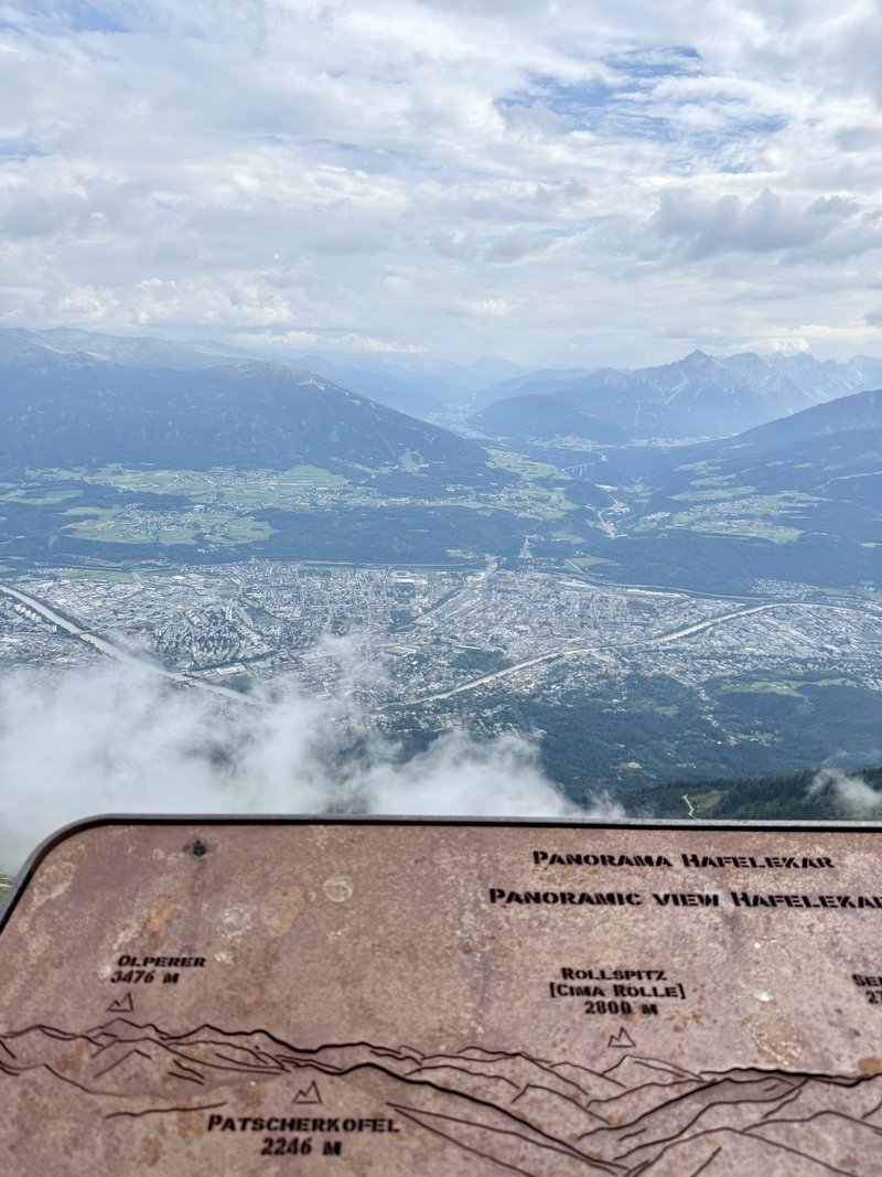 Blick vom Hafelekar über Innsbruck und die umliegenden Dörfer – Alpenpanorama mit Stadt und Tal im Vordergrund