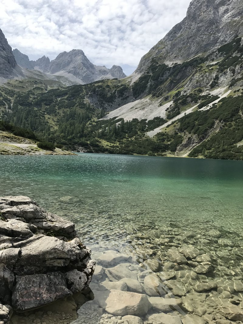 Beeindruckender Natursee mit Bergpanorama