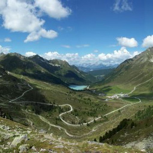Blühende Almen und klarer Bergsee im Sommerurlaub am Mieminger Sonnenplateau
