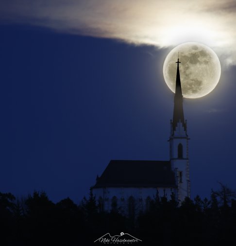 	•	Wallfahrtskirche Locherboden bei Vollmond – mystisches Licht über dem Inntal