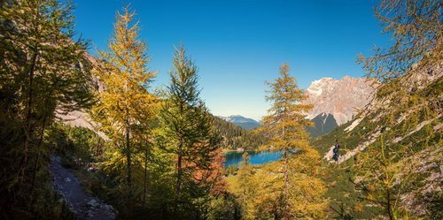 Wanderung von Ehrwald zum Drachensee, Blick auf den Seebensee und die Zugspitze, Herbst in Tirol
