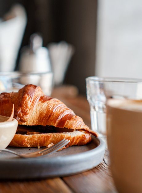 Frisch gebackenes Croissant und Cappuccino im Café Maurer in Mieming, Tirol – regionaler Genussmomente nahe dem Apart Elisabeth.